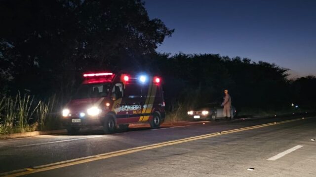 Jovem de 24 anos fica ferida após sofrer queda de moto na GO-330, em Catalão