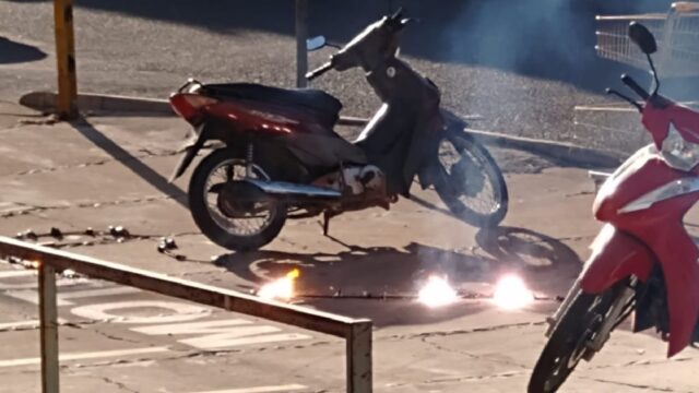 Rompimento de cabo de energia de alta tensão na Avenida Dr. Lamartine Pinto de Avela, em Catalão, assusta clientes de supermercado