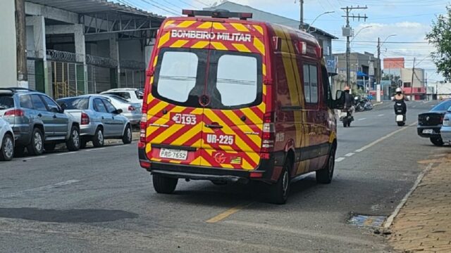 Colisão entre carro e moto deixa uma pessoa ferida no bairro São João, em Catalão
