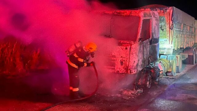 Incêndio destrói cabine de carreta na BR-050, em Cumari