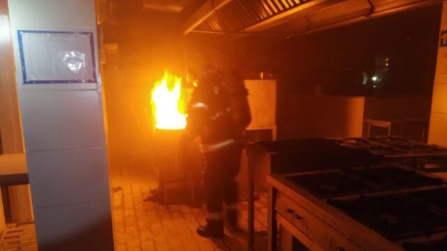 Fritadeira esquecida ligada causa princípio de incêndio em edificação, em Caldas Novas