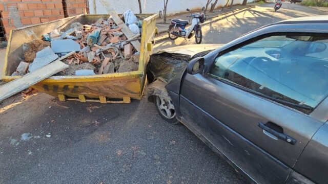 Mulher fica ferida após colidir carro contra caçamba de entulho em Catalão