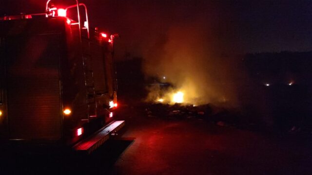Bombeiros combatem incêndio em entulhos no bairro Vila Erondina, em Catalão