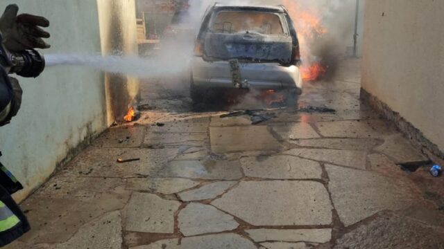 Veículo é completamente destruído em incêndio em Caldas Novas