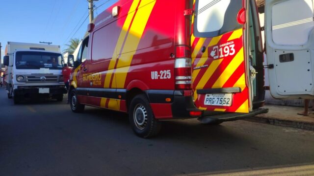 Acidente de trânsito: motociclista fica ferido após colidir com caminhão, em Catalão