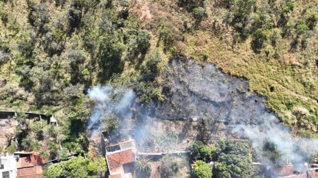 Bombeiros, com auxílio de drone, combatem incêndio em vegetação no Pasto do Pedrinho, em Catalão
