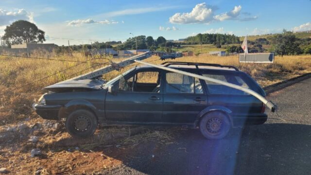 Motorista perde controle e colide carro contra poste em Catalão
