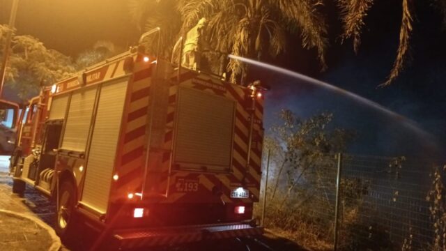 Corpo de Bombeiros combate incêndio em vegetação no Labib Fayad