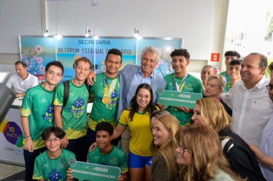 Caiado entrega tablets e chips com internet em Caldas Novas
