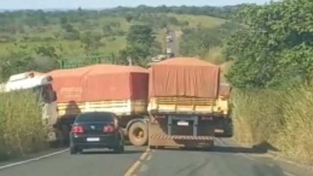 Colisão entre duas carretas na G0-506, em Pires Belo, deixa pista parcialmente interditada