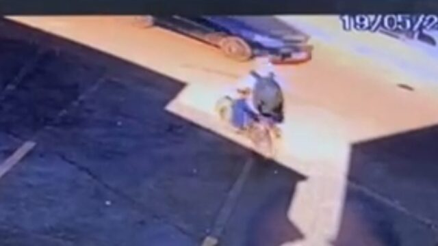 Furto de bicicleta é flagrado por câmeras de segurança em Pires do Rio