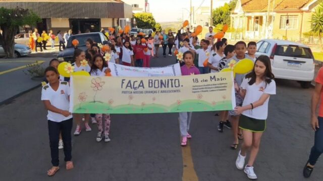 Goiandira realiza caminhada de conscientização do Dia Nacional de Combate ao Abuso e à Exploração Sexual de Crianças e Adolescentes