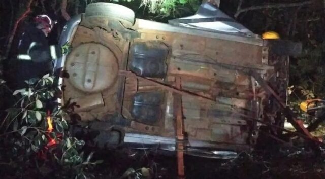 Motorista sobrevive após carro ficar destruído ao colidir contra árvore em Uberlândia