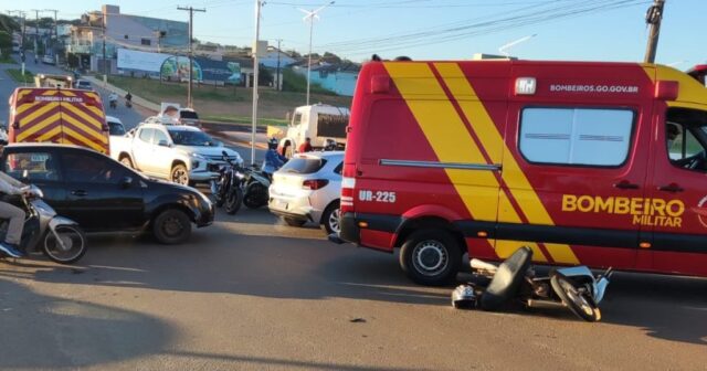 Colisão entre motos deixa mulher ferida em cruzamento de avenidas de Catalão