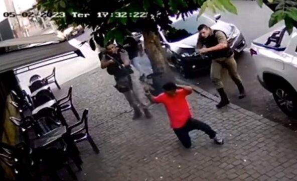 Câmeras registram confusão envolvendo policiais militares e funcionário de bar, em Uberlândia