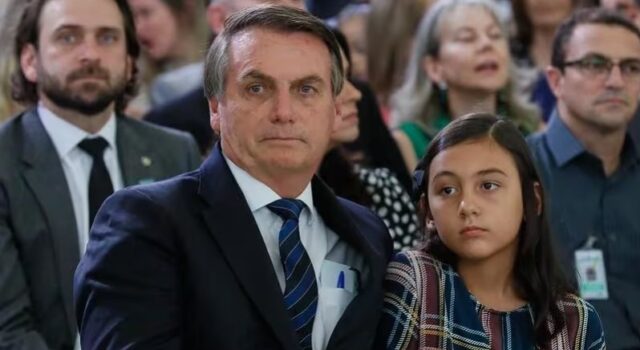 Deputada do PSOL aciona MPF para obrigar Bolsonaro a vacinar a filha Laura, de 12 anos