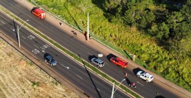 Motociclista é atropelado por carro e motorista foge, em Uberlândia