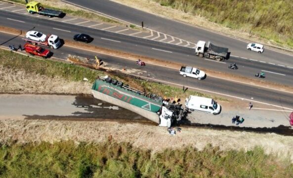 VÍDEO: Exato momento em que caminhão carregado com cerveja tomba na BR-365 em Uberlândia