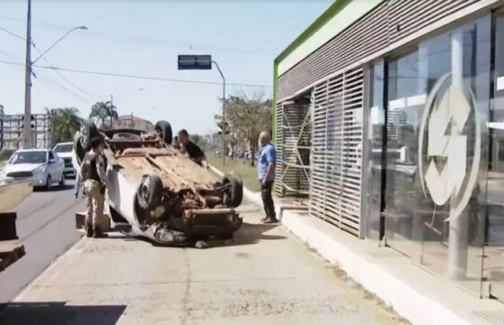 Carro bate em estação de ônibus e capota na Avenida Segismundo Pereira, em Uberlândia