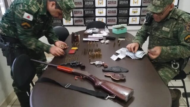 Uberlândia: Mais de 400 comprimidos de rebite, armas, munições e cabeça de veado são apreendidos em borracharia