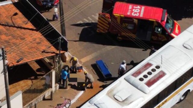 Idoso ciclista, de 71 anos, sofre grave acidente após colidir com ônibus em Ouvidor