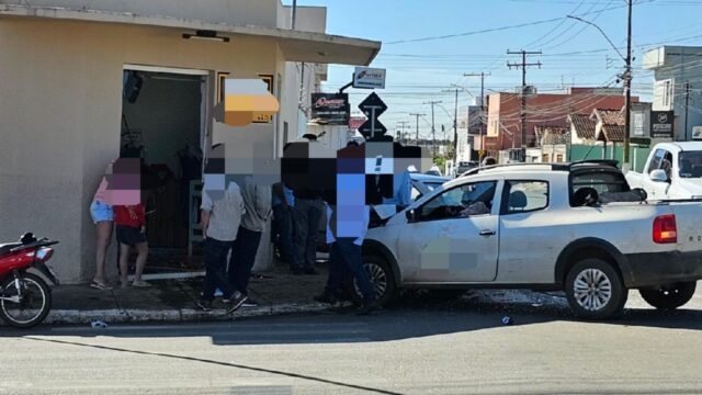 Após acidente em cruzamento de ruas de Catalão, veículos colidem contra parede de loja