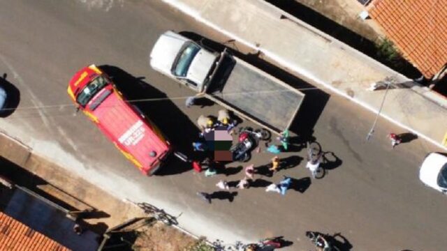 Pai e filha ficam feridos em acidente de moto após colidirem em camionete em Ouvidor