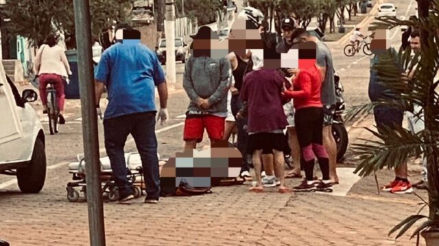 Acidente grave em Três Ranchos: Motociclista foge após atropelar pedestre no centro da cidade