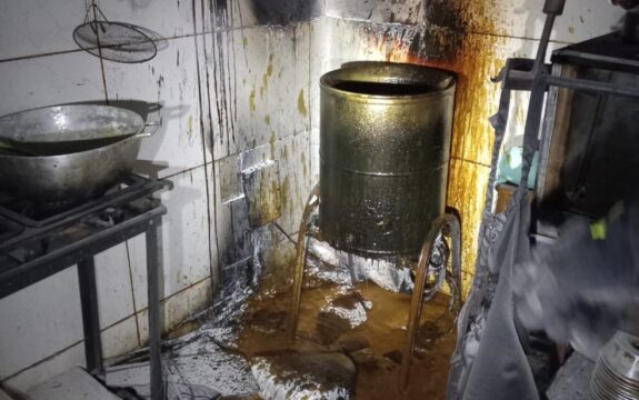 Fritadeira industrial pega fogo e destrói parte de cozinha de lanchonete