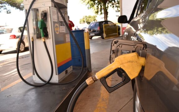 Petrobras anuncia redução de 5,2% no preço da gasolina para distribuidoras