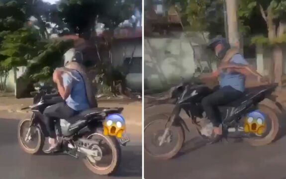 Motociclista carrega cobra enrolada ao pescoço em rua de Caldas Novas