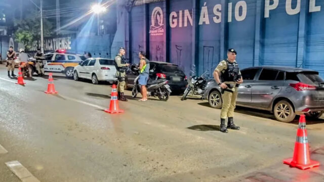 Homem é preso por divulgar locais de blitze da PM em grupo de WhatsApp em Paracatu, MG
