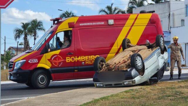 Passageira fica ferida após carro capotar em acidente no bairro Margon, em Catalão