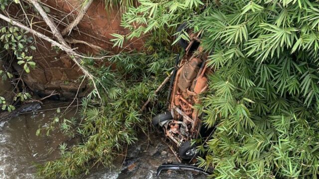Colisão entre carreta e caminhonete mata motorista e deixa outro ferido