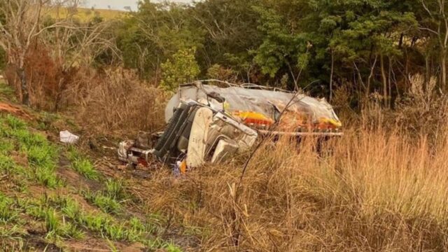 Árvore em chamas cai na pista e caminhoneiro morre após capotar na BR-365, em Patrocínio