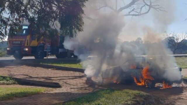 Bombeiros é acionado para combater incêndio em veículo no Setor Aeroporto, em Caldas Novas