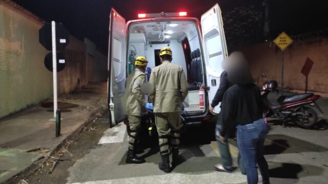 Mulher fica ferida após sofrer queda de moto ao tentar desviar de gato e colidir contra árvore em Catalão