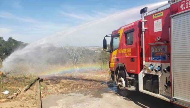 Bombeiros combatem a princípio de incêndio no Pasto do Pedrinho, em Catalão