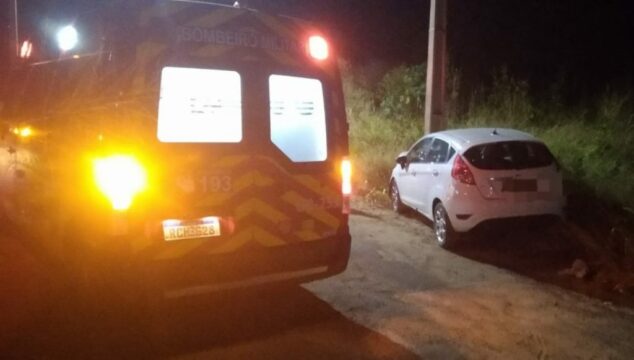Mulher fica ferida após perder controle do carro e bater contra poste em Catalão