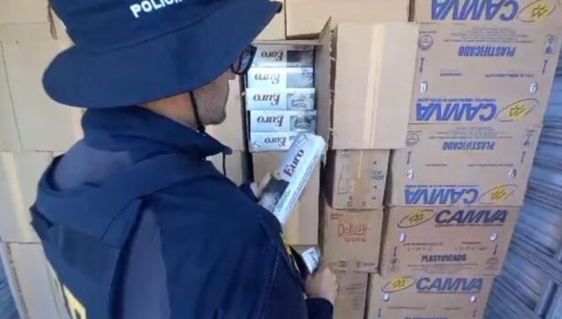 PRF apreende carga milionária de cigarros contrabandeados em Goiás