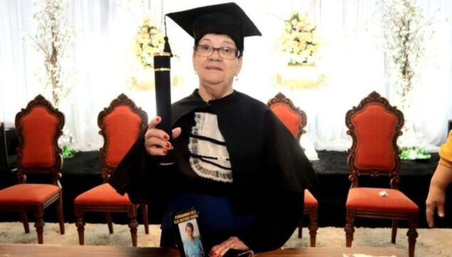 Idosa de 78 anos com Alzheimer se forma no ensino fundamental, em Caldas Novas