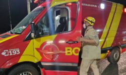 Jovem fica gravemente ferido após motocicleta bater em árvore no Jardim Paulista, em Catalão Jovem fica gravemente ferido após motocicleta bater em árvore no Jardim Paulista, em Catalão