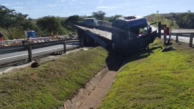 Motorista fica ferido após colidir caminhão contra defensa metálica na BR-050, em Catalão