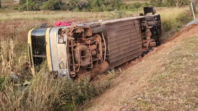 Acidente envolvendo ônibus de turismo e veículo de passeio deixa dois feridos leves na BR-050, em Catalão