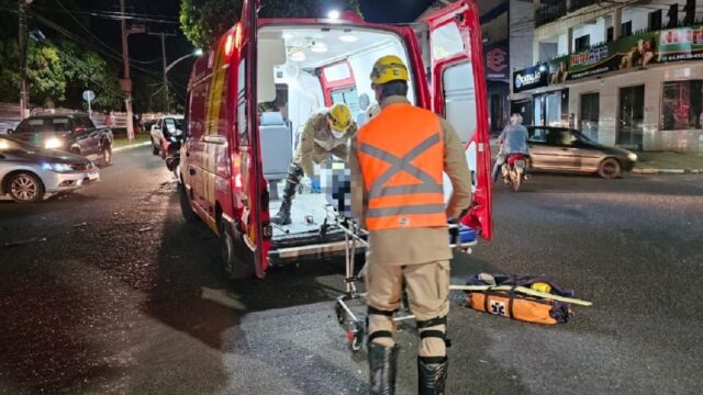 Automóvel não respeita sinalização e colide contra motociclista, deixando-o com fratura exposta na perna, em avenida de Catalão