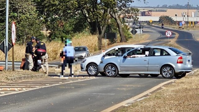 Motociclista desequilibra e cai de moto na BR-050, em Catalão