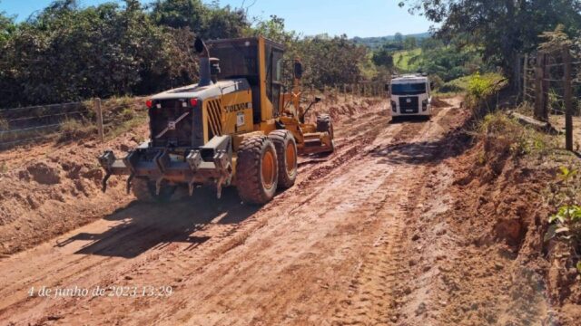 Mutirão em parceria com o governo garante melhoria nas estradas rurais de Três Ranchos