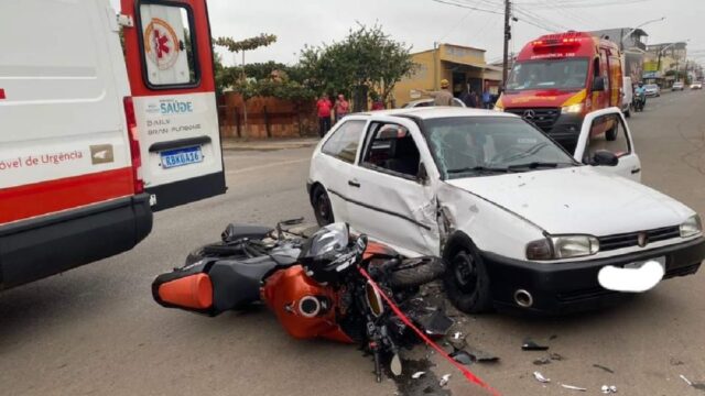Grave acidente entre carro e moto deixa homem ferido, em Caldas Novas