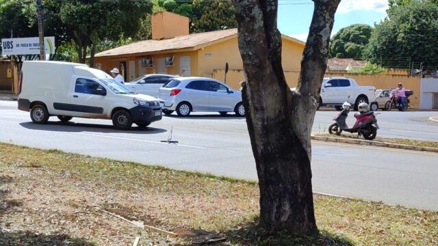 Colisão entre carro e moto deixa motociclista ferido, em Catalão