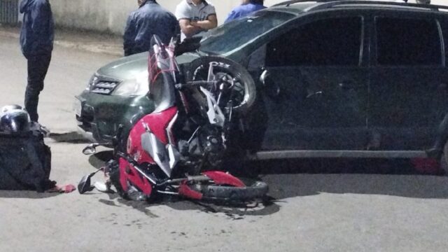 Colisão entre carro e moto em cruzamento deixa motociclista ferido na Vila Erondina, em Catalão